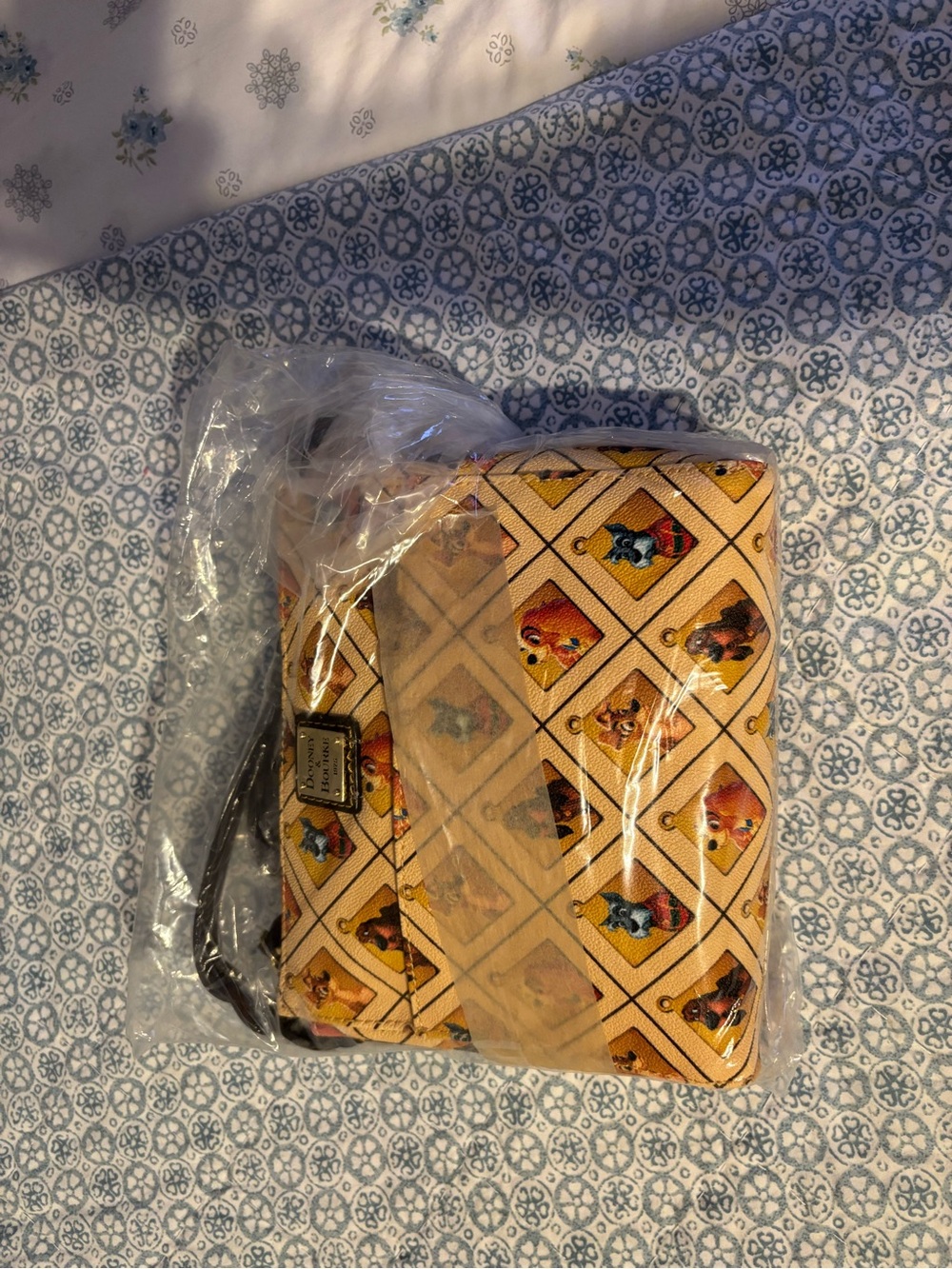 NWT Disney Dooney & Bourke 2018 Lady and the Tramp Foldover Crossbody Bag Rare - Picture 3 of 6